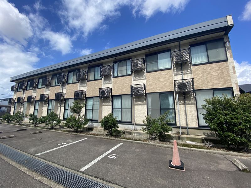 レオパレス松任 外観