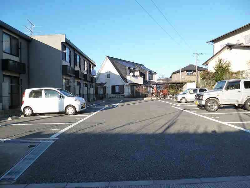 レオパレス栗林 駐車場