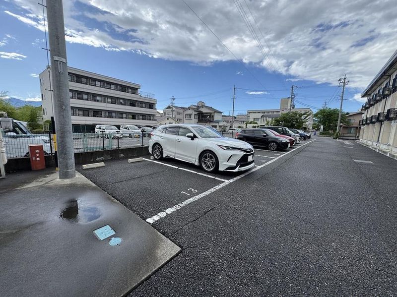 レオパレス新田町 駐車場