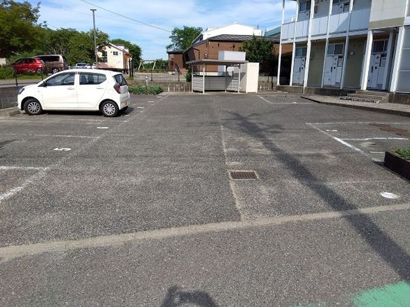 レオパレスカメリア 駐車場