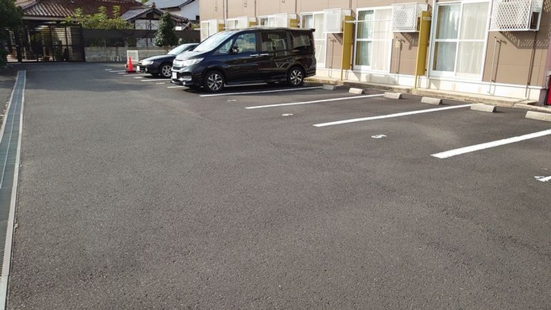 レオパレスカメリアガーデン 駐車場