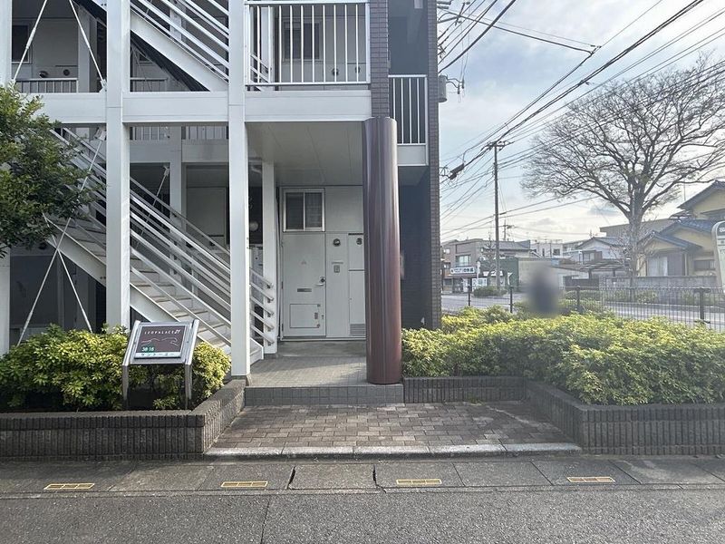 レオパレスサントーヨー エントランス