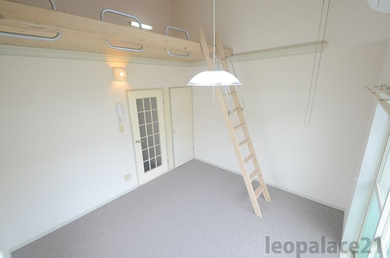 レオパレス白山町 居間