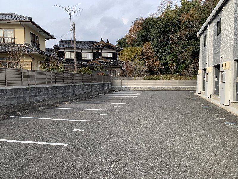 レオパレス美しい館 駐車場