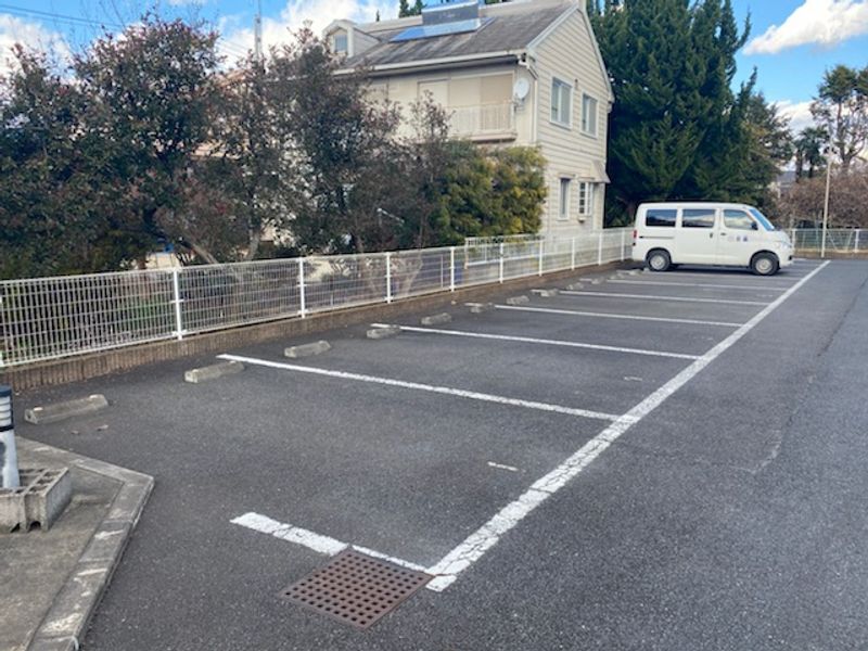 レオパレスひかり 駐車場