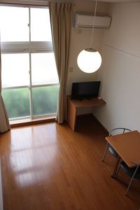 レオパレスサニーホームズ 居間