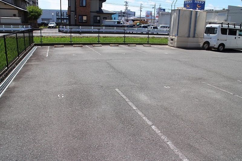 レオパレスオレンジの木 駐車場