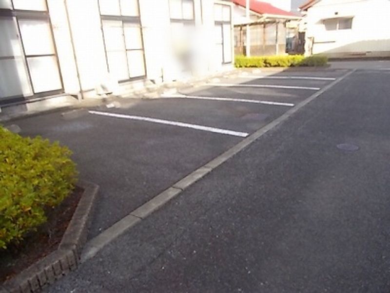 レオパレスパラディ 駐車場