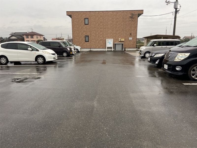 レオネクスト加紋 駐車場