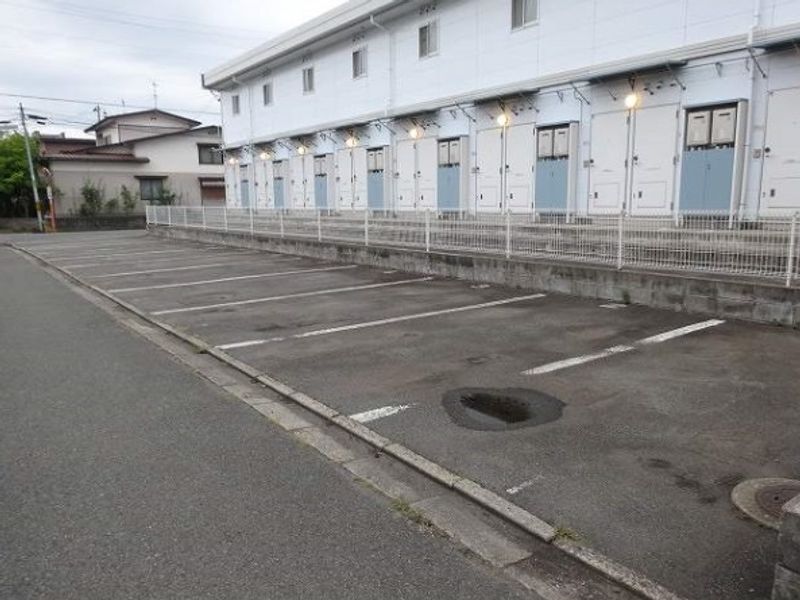 レオパレスエコーハイツ大畑 駐車場