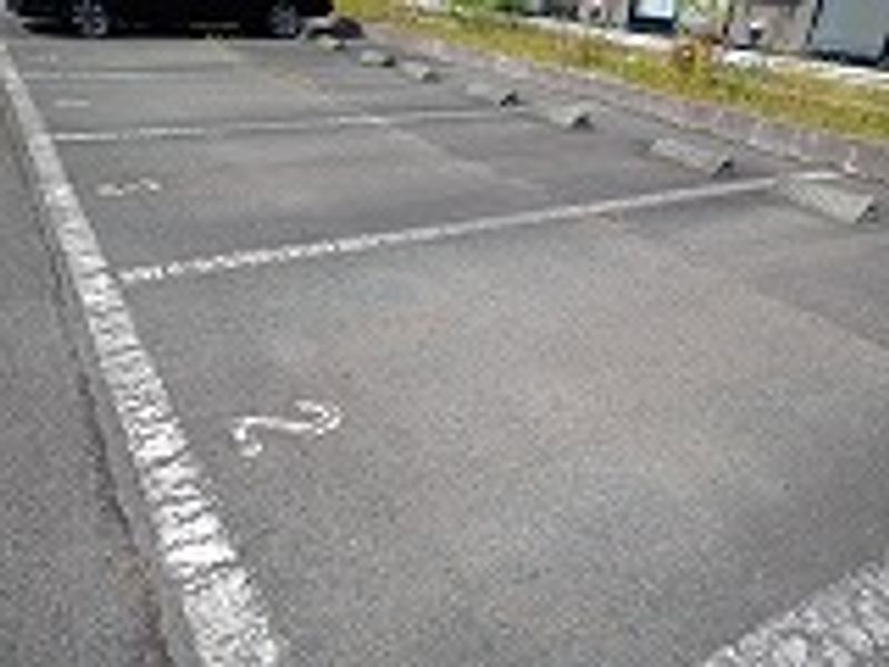 レオパレスイーウエルＩ 駐車場