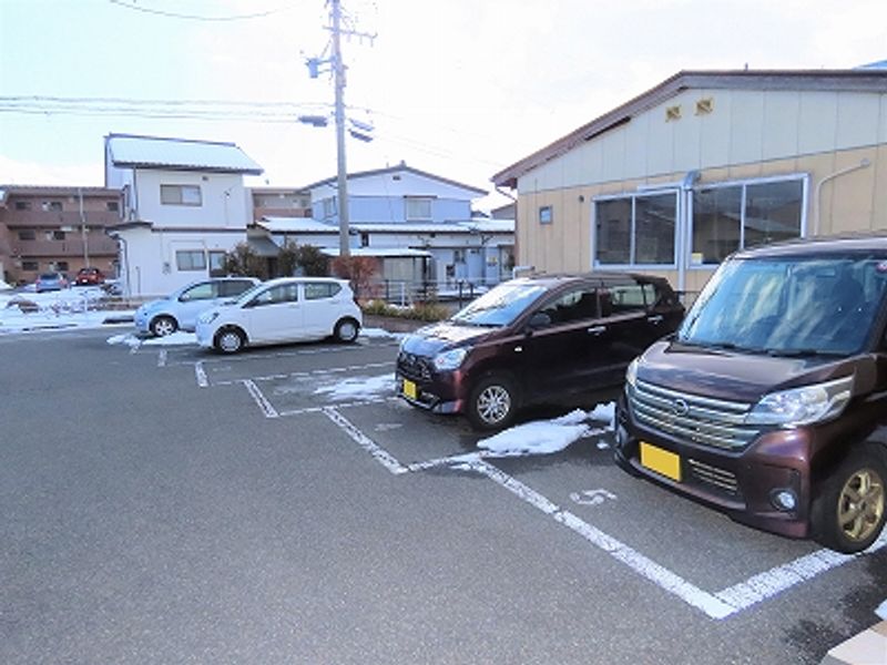 レオパレスアカシヤＢ 駐車場