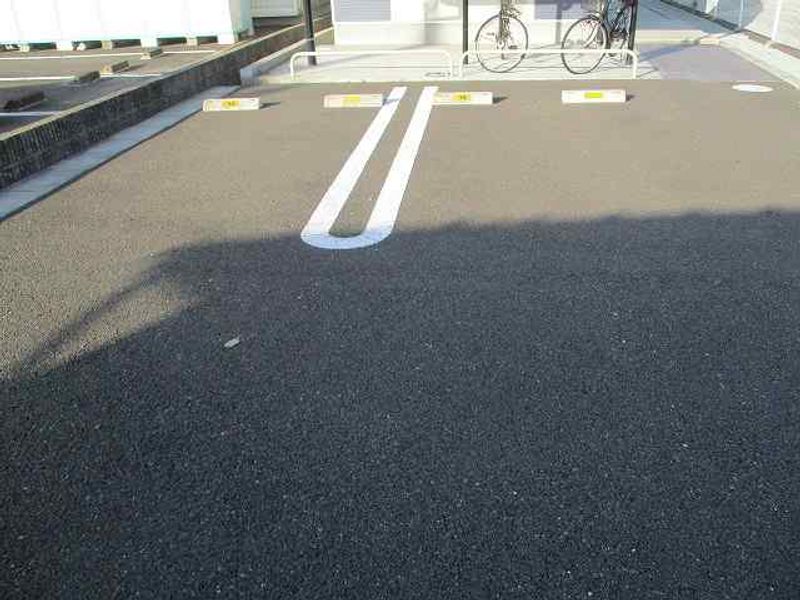 レオネクストエストⅢ 駐車場