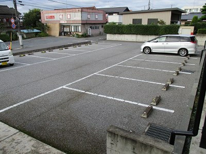 レオパレスマークヒルズ 駐車場