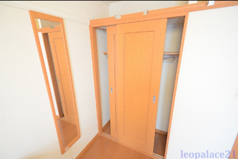 レオパレスクレセント山越 収納