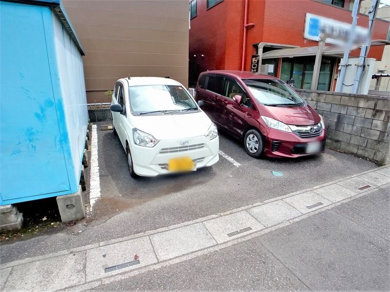レオパレスＳＵＮＲＩＳＥ 駐車場