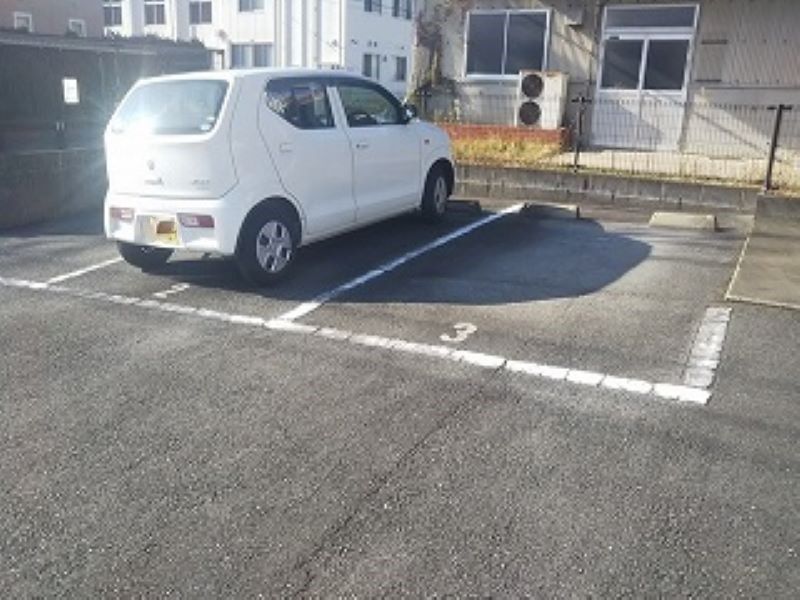 レオパレスブルースカイ 駐車場