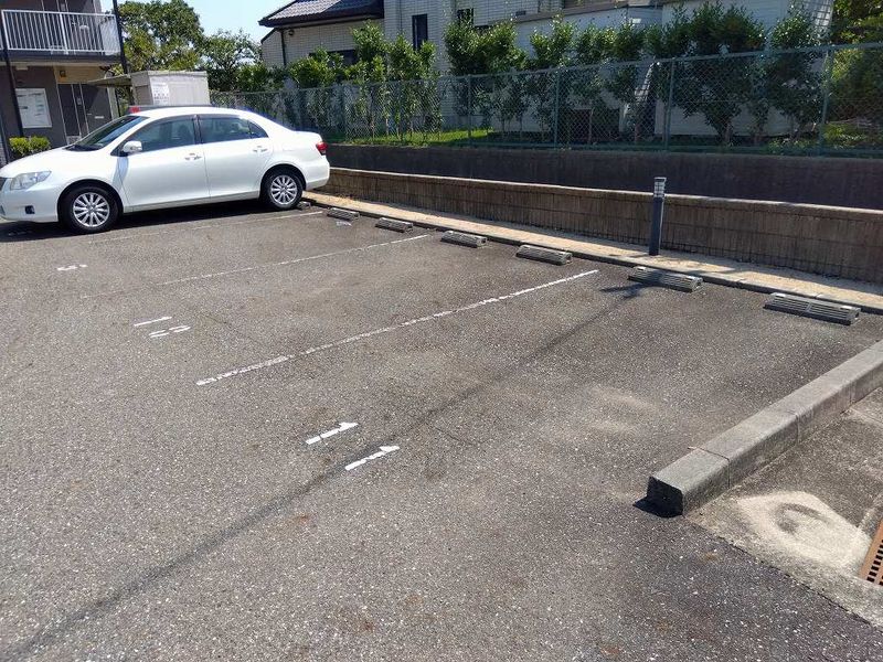 レオパレスユウ 駐車場