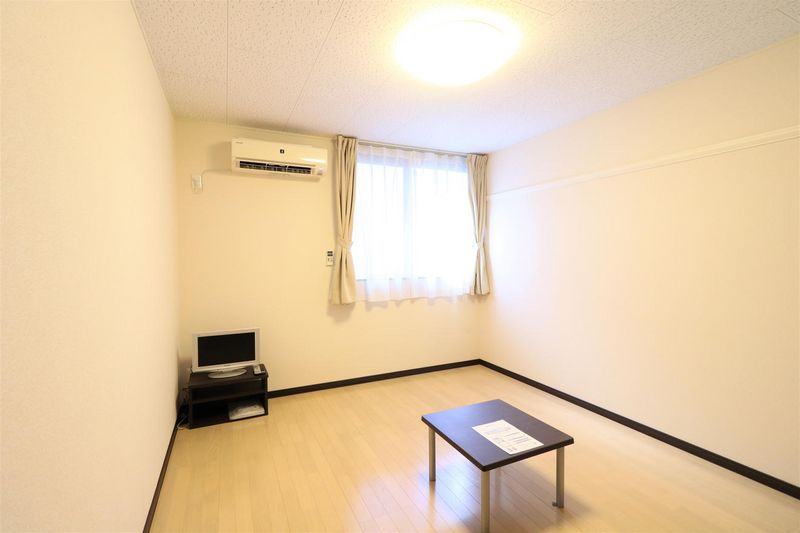 レオパレス西ノ京吽 居間