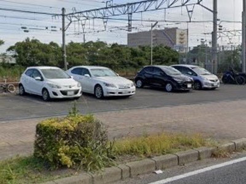 レオパレスローリス八幡 駐車場