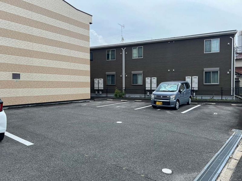 レオパレスコンフォートくるめ木 駐車場