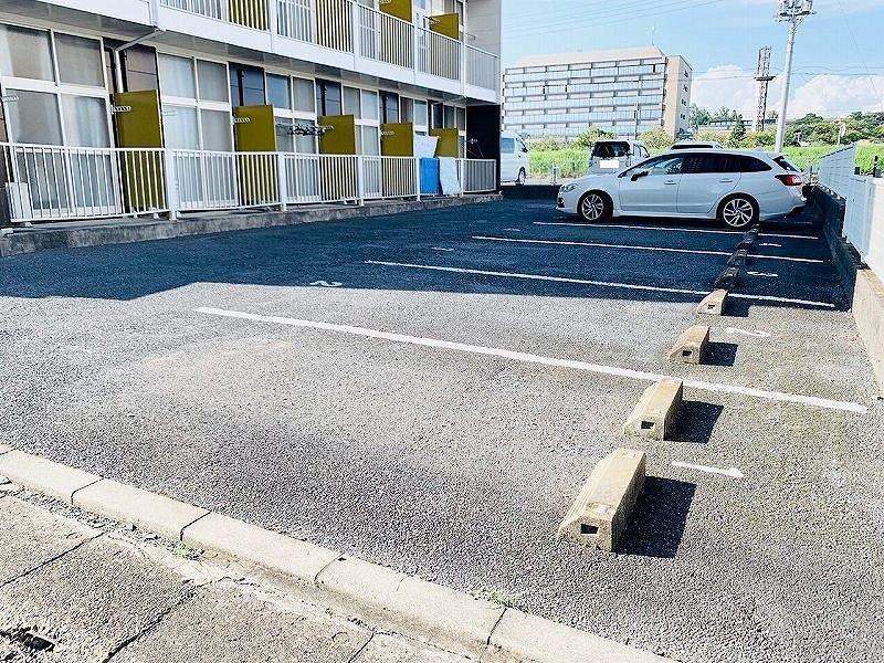 レオパレスアプリコット 駐車場