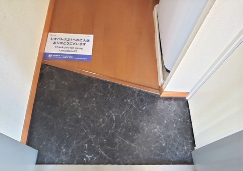 レオパレスファーレⅤ 玄関
