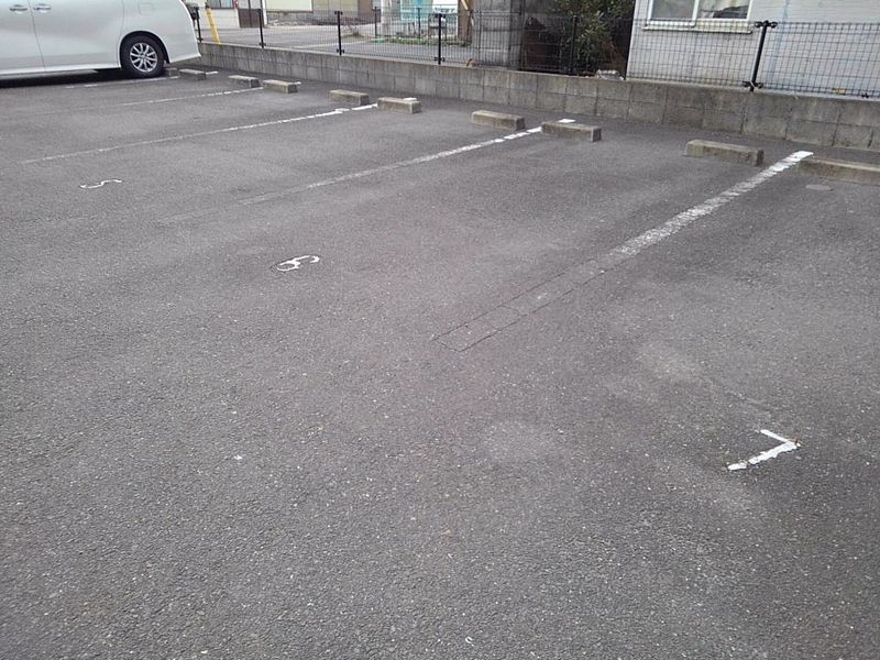 レオパレスエトワール　栗林 駐車場