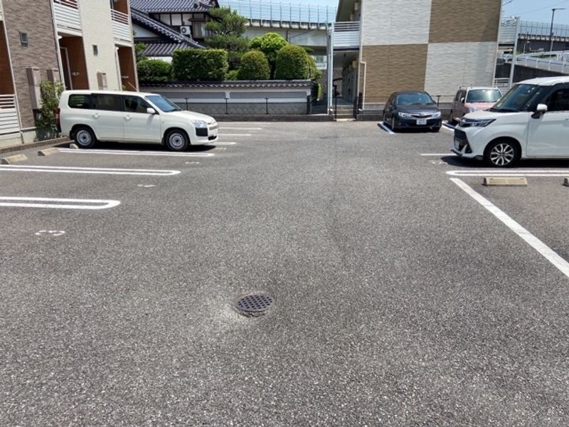 レオネクスト大町東 駐車場