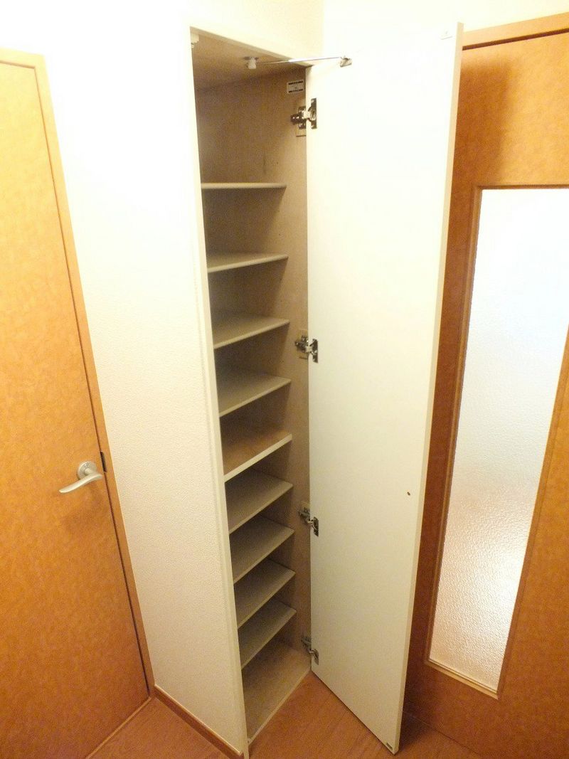 レオパレス未来 玄関