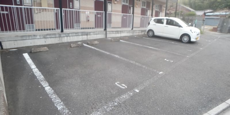 レオパレスグランドゥール綾 駐車場