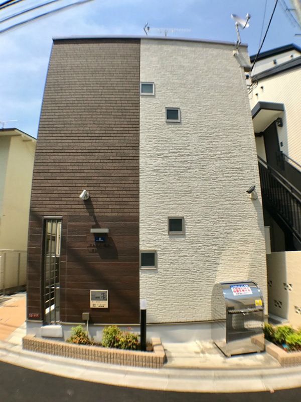 Bên ngoài CLEINO Momoi