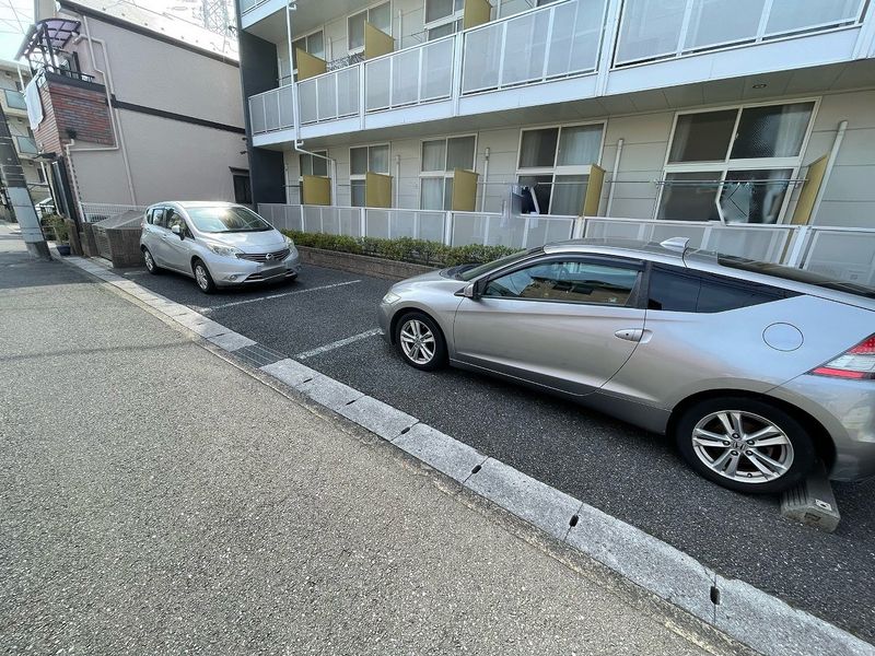 レオパレスニューオンリーⅠ 駐車場