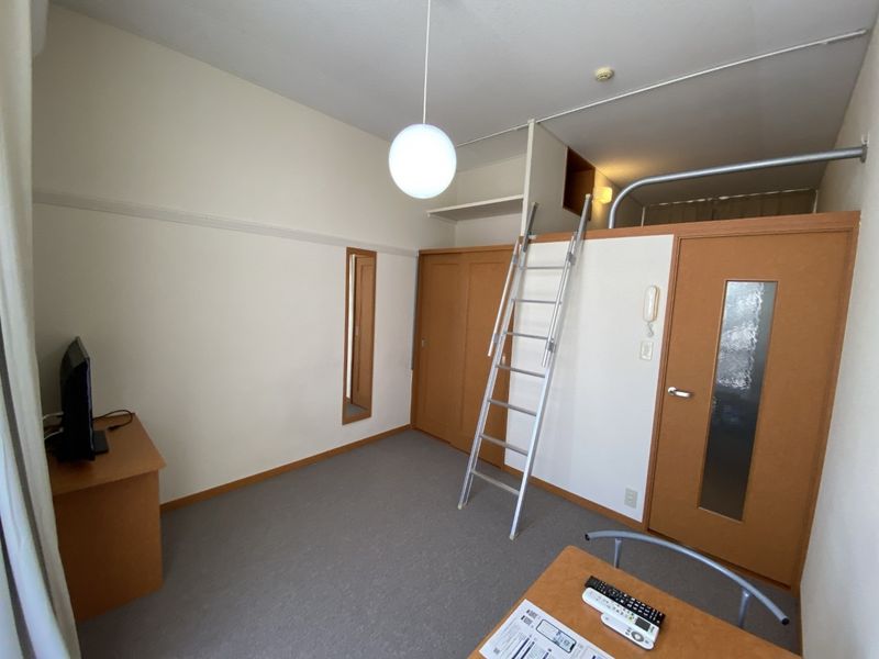 レオパレス龍南 寝室