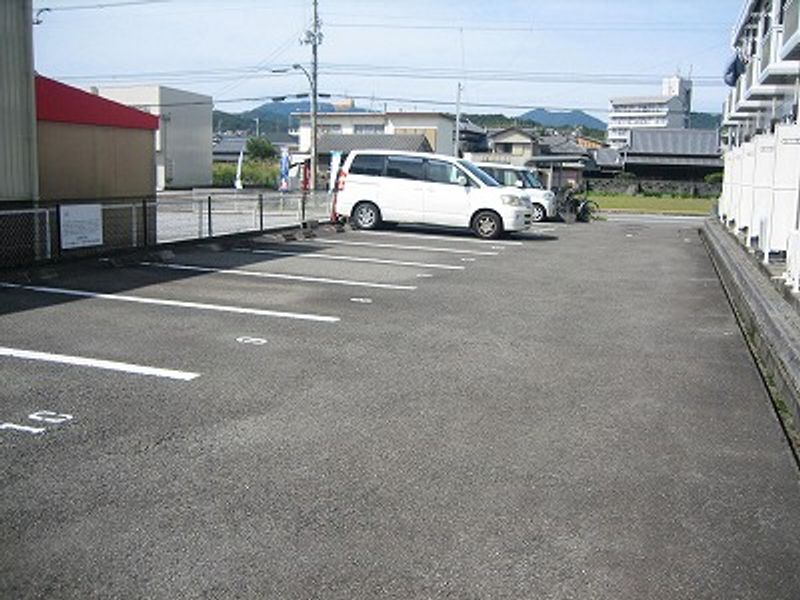 レオパレスｃａｌｉｅｎｔｅ 駐車場