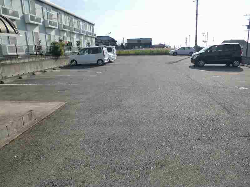 レオパレス曲野 駐車場