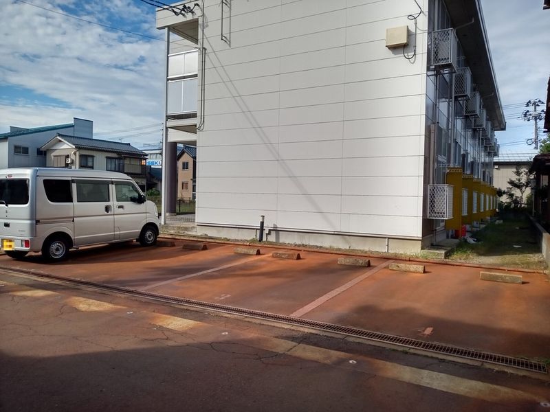 レオパレスアクアフラッツ 駐車場