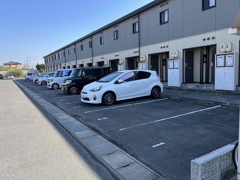 レオパレスはばたけⅡ 駐車場