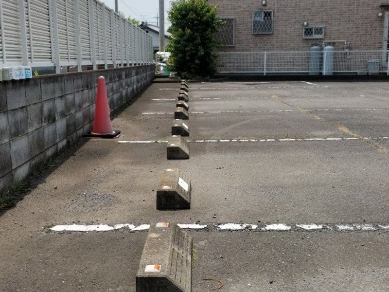レオパレスＦＯＲＥＳＴ３ 駐車場