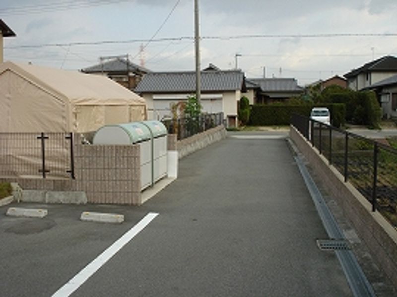 レオパレスミレット５７ 駐車場