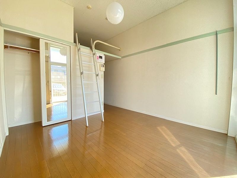 レオパレスリラ上池 居間