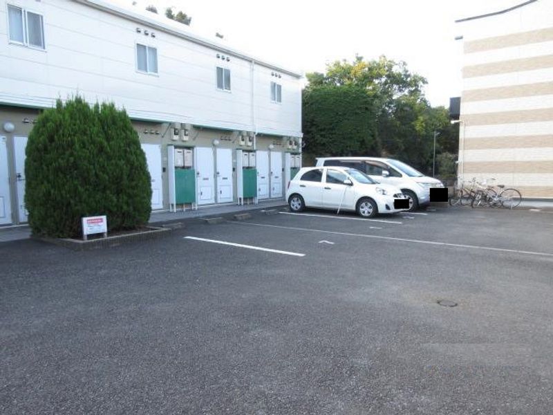 レオパレスサンウッドⅢ 駐車場