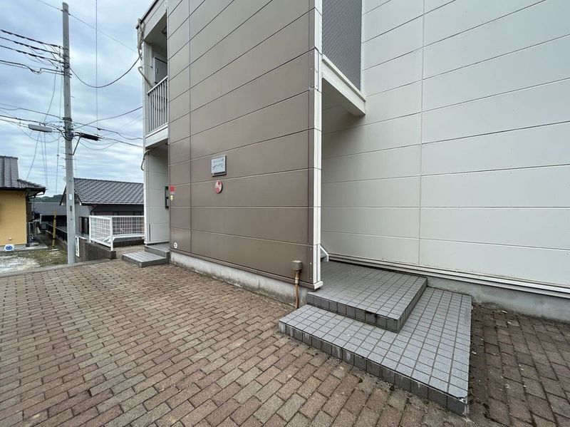 レオパレスしもやまざき エントランス