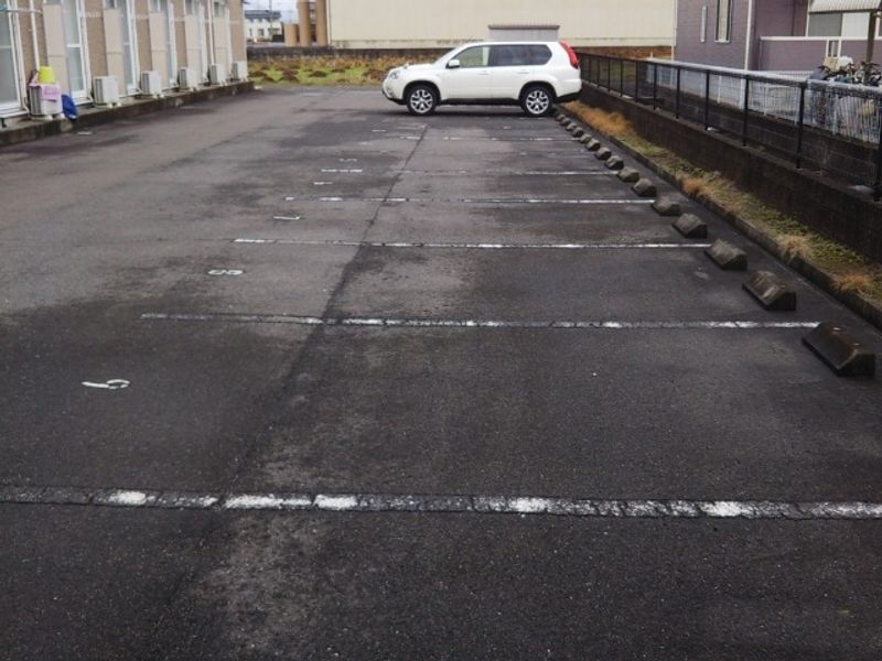 レオパレス芳菫閣Ⅲ 駐車場