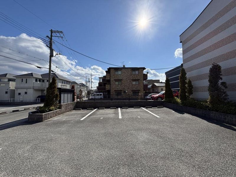 レオパレスセリバテール仁川 駐車場