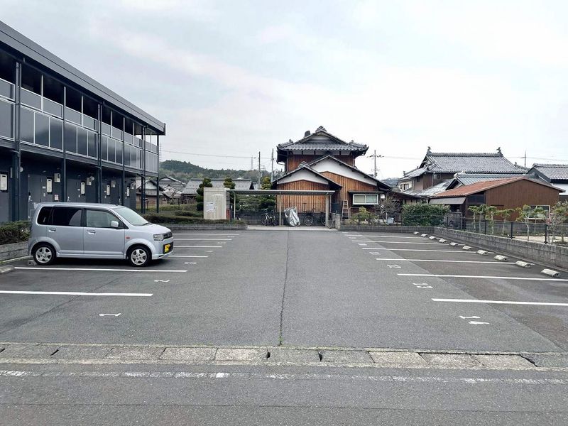 レオパレス森 駐車場