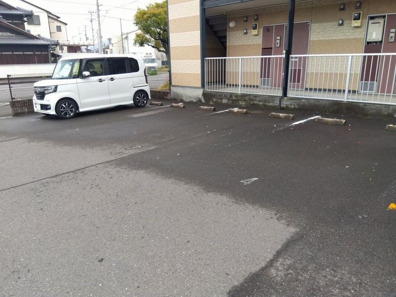 レオパレスルイーズ坂出 駐車場