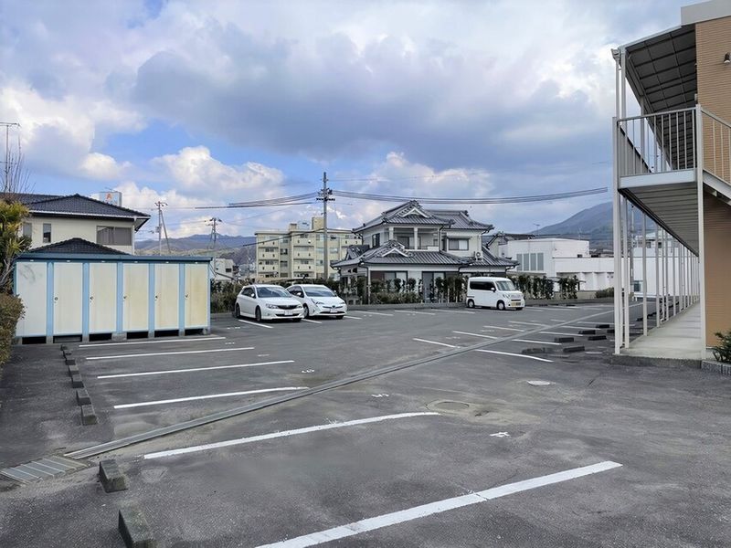 レオパレスジュネス 駐車場