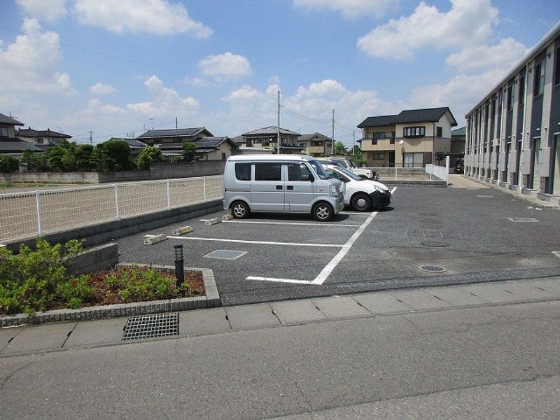 レオネクストアヴニール 駐車場