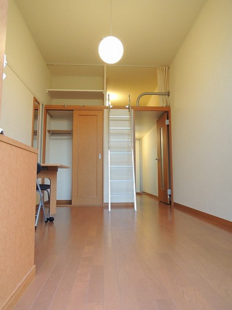 レオパレスまつど雅 居間